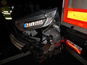 POL-VDKO: Verkehrsunfall durch Auffahren auf Stauende mit leichtverletzter Person