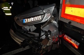 Verkehrsdirektion Koblenz: POL-VDKO: Verkehrsunfall durch Auffahren auf Stauende mit leichtverletzter Person