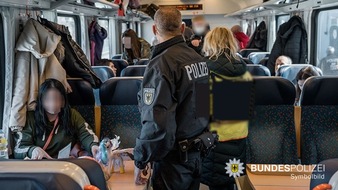 Bundespolizeidirektion München: Bundespolizeidirektion München: 16 unerlaubt Eingereiste in München aufgegriffen / Großaufgriff von elf Personen in Regionalzug