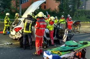 Feuerwehr Bochum: FW-BO: Verkehrsunfall auf der A 40 - Zwei Verletzte nach Zusammenstoß zwischen einem PKW und einem LKW