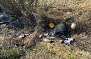 Polizeipr&auml;sidium Ulm: POL-UL: (BC) Bad Buchau - Umwelts&uuml;nder hat M&uuml;ll und umweltgef&auml;hrdende Stoffe entsorgt / Hausm&uuml;ll, Elektroschrott und &Ouml;le/Lacke entdeckte ein Zeuge am Donnerstag bei Bad Buchau in einem Wassergraben.