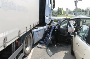 Polizei Bochum: POL-BO: Pkw gegen Sattelzug: Mädchen (8) bei Unfall in Bochum schwer verletzt