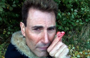 SAT.1: Verletzter Uri Geller heute in der Sat.1 "Comedy-Falle"