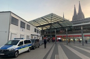 Bundespolizeidirektion Sankt Augustin: BPOL NRW: Nach Körperverletzung am Kölner Hauptbahnhof: Bundespolizei trägt Tatverdächtigen zur Dienststelle und wird von Begleiterin angegriffen