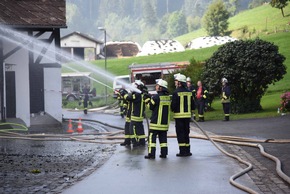 FW-OE: Dachstuhlbrand entwickelt sich zum Gebäudebrand