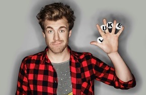 SAT.1: Luke Mockridge mal acht: Die zweite Staffel "LUKE! Die Woche und ich" startet am 4. März 2016 in SAT.1