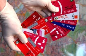 Polizei Düsseldorf: POL-D: Festnahme auf frischer Tat - Polizei stellt Kreditkartenbetrüger in Oberbilk - 36 Karten-Dublikate und mehrere tausend Euro Beute sichergestellt