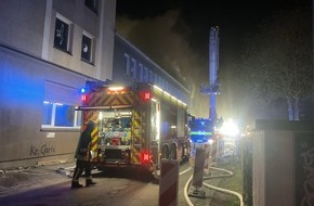 Feuerwehr Dortmund: FW-DO: Gro&szlig;brand in s&uuml;dlicher Innenstadt in einem leerstehenden Geb&auml;ude - Einsatzma&szlig;nahmen dauern noch an
