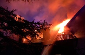 Feuerwehr Heiligenhaus: FW-Heiligenhaus: Dachstuhlbrand in einem Wohngebäude