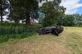 Freiwillige Feuerwehr Gemeinde Schiffdorf: FFW Schiffdorf: 40-jährige Pkw-Fahrerin kommt von Straße ab - Kleinkind auf Rücksitzbank bleibt unverletzt