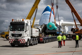 DB Schenker bringt 141-Tonnen-Zylinder mit Schiff, Lkw und Flugzeug von Berlin nach Kanada (FOTO)