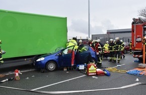 Feuerwehr Dortmund: FW-DO: Feuerwehr befreit Beifahrerin nach Verkehrsunfall