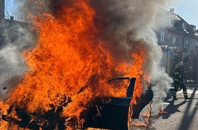 Feuerwehr M&uuml;nchen: FW-M: Besitzerin rettet Katze - Feuerwehr l&ouml;scht Auto (Ramersdorf)