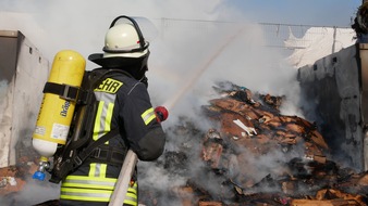 Freiwillige Feuerwehr Celle: FW Celle: Nach lautem Knall - Feuer in Entsorgungsunternehmen!