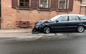 Polizeidirektion Landau: POL-PDLD: Hainfeld - Gegen geparktes Auto gerutscht und abgehauen