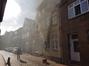 POL-STD: Wohnungsbrand in der Stader Altstadt - schnelles Eingreifen der Feuerwehr kann Ausbreitung verhindern
