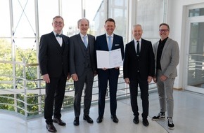 Hochschule M&uuml;nchen: Dr. Wolfgang Stefinger wird Honorarprofessor an der Hochschule M&uuml;nchen