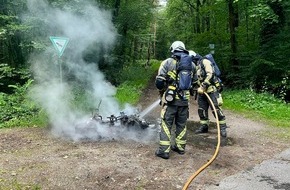 Freiwillige Feuerwehr Hünxe: FW Hünxe: Brennender Motorroller im Wald