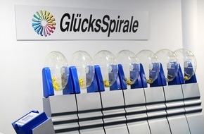 LOTTO Bayern: Renten bei GlücksSpirale und Sieger-Chance: 10.000 Euro monatlich, 20 Jahre lang, nach Baden-Württemberg; 5.000 Euro monatlich, zehn Jahre lang, nach Nordrhein-Westfalen