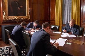 Bundesanstalt für Arbeitsschutz und Arbeitsmedizin: Blicke auf Bewerbungsgespräche / Neue Fotoausstellung in der DASA