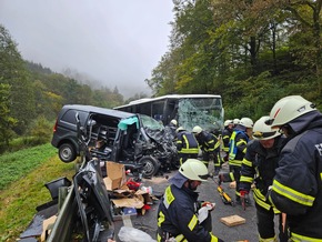 KFV-CW: Frontalzusammenstoß zwischen Omnibus und Kleintransporter / Beide Fahrer schwer verletzt / Bundesstraße B 463 gesperrt