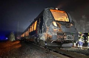Polizeiinspektion Göttingen: POL-GÖ: (118/2023) Regionalbahn erfasst Sattelzug beim Rangieren am Bahnübergang in Hedemünden - zwei Menschen werden leicht verletzt. Streckenabschnitt für Stunden gesperrt.
