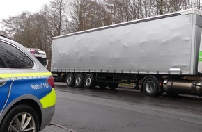 Polizeipräsidium Osthessen: POL-OH: Autobahnpolizei legt Sattelzug mit Überbreite auf dem Parkplatz "Eifa" bei Alsfeld vorübergehend still (FOTO)