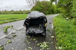 Polizei Mönchengladbach: POL-MG: Baum stürzt auf Auto: 62-jähriger Mann schwer verletzt