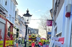 Feuerwehr Ratingen: FW Ratingen: FW Ratingen: - aufmerksame Nachbarn alarmieren die Feuerwehr