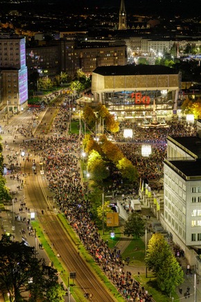 Leipzig erinnert an den 35. Jahrestag der Friedlichen Revolution: Lichtfest Leipzig 2024 – Beeindruckend und berührend