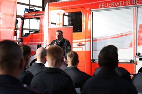 FW-GL: Erfolgreicher Abschluss, neue Laufbahnen und langjährige Treue: Feuerwehr Bergisch Gladbach feiert zahlreiche Ehrungen und Ernennungen