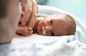 Pampers: In der ersten Zeit mit einem Frühchen ist der Haut-zu-Haut-Kontakt, das Halten des Babys, die bloße Berührung oder auch das Wechseln der Windel wichtig, um mit dem Frühchen in Kontakt zu treten