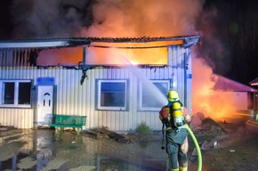 FW-RD: Brennende Lagerhalle löst Großeinsatz in Rendsburg aus - 60 Einsatzkräfte waren im Einsatz