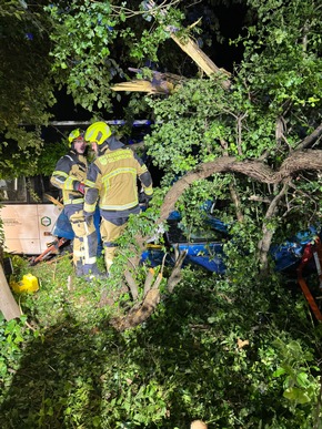 FW-GE: Verkehrsunfall mit einer eingeschlossenen Person