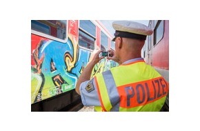 Bundespolizeiinspektion Kassel: BPOL-KS: Zug der Kurhessenbahn mit Farbe beschmiert