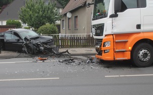Polizeipräsidium Hamm: POL-HAM: Mercedes prallt gegen Lkw