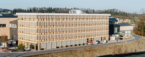 Griesser AG: Communiqué de Presse Griesser: Une solution d’ombrage esthétique et durable pour le nouvel édifice en bois de Blumer Lehmann