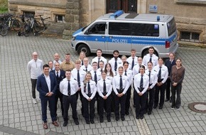 Kreispolizeibeh&ouml;rde Herford: POL-HF: 22 neue Beamtinnen und Beamte bei der Kreispolizeibeh&ouml;rde Herford - Begr&uuml;&szlig;ung durch den Beh&ouml;rdenleiter