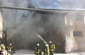 Feuerwehr Essen: FW-E: Feuer in einer Lagerhalle im Westviertel