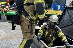 Feuerwehr Bremerhaven: FW Bremerhaven: Feuerwehr l&ouml;scht Brand im Maschinenraum eines Binnenschiffes