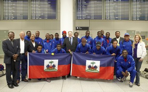 SAT.1: Geballte Fußball-Prominenz trifft auf Nationalmannschaft Haitis: Matthäus, Scholl, Bobic, Kohler, Elber & Co. kicken beim SAT.1- Benefiz-Spiel "ran hilft Haiti" am Sonntag, 7. März 2010, live ab 16.45 Uhr