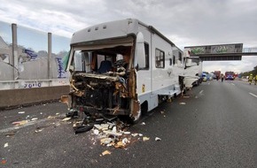 Feuerwehr Oberhausen: FW-OB: Verkehrsunfall auf der BAB A3 - Zwei Verletzte und ein verletzter Hund