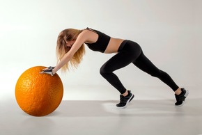 Unschöne Dellen an Po und Oberschenkel? Wir haben 5 Tipps gegen Orangenhaut, die Sie ganz einfach im Alltag umsetzen können!