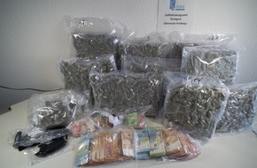 Zollfahndungsamt Stuttgart: ZOLL-S: Marihuana in Paketsendung aus Spanien / Pfinztal, Pforzheim - Zoll fängt Postsendung ab, stellt 8 kg Marihuana und rund 66.000 Euro mutmaßliche Drogengelder sowie Waffen und Munition sicher