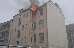 Feuerwehr Bremerhaven: FW Bremerhaven: Wohnungsbrand mit vermissten Personen in einem Mehrfamilienhaus