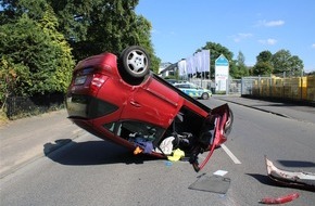 Polizei Rheinisch-Bergischer Kreis: POL-RBK: Bergisch Gladbach - Pkw überschlägt sich - Fahrer leicht verletzt