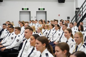 POL-DO: Dortmunder Polizeipräsident begrüßt neue Polizistinnen und Polizisten in Dortmund