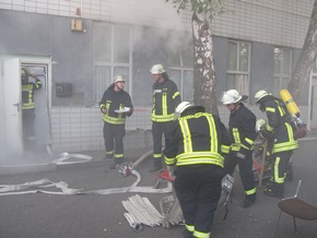 FW-AR: &quot;Die Sicherheit der Asylsuchenden hat für uns oberste Priorität.&quot; - Arnsberger Feuerwehr übt den Ernstfall in Neheimer Asylbewerberunterkunft