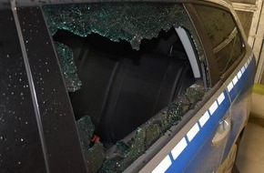 Polizeidirektion Flensburg: POL-FL: Flensburg - Scheiben von zwei Streifenwagen vor dem 1. Polizeirevier eingeschlagen, Polizei sucht männlichen Augenzeugen