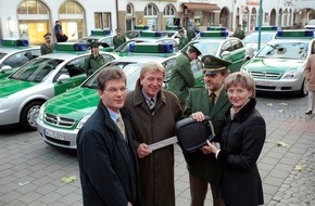 Opel Automobile GmbH: Innenminister Volker Bouffier nimmt 13 Opel Vectra für die Polizei entgegen